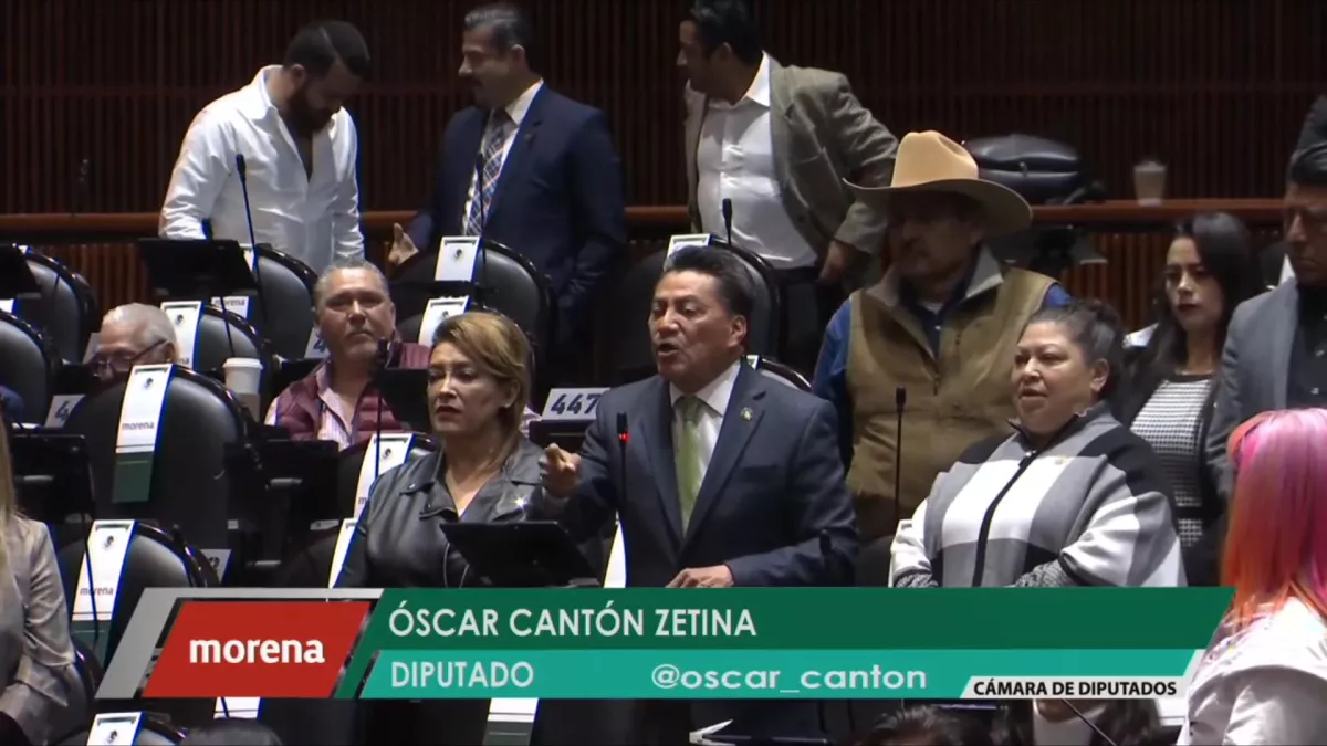 El diputado Cantón Zetina en sesión.