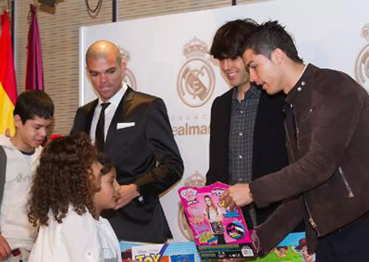 Cristiano participa activamente en la Fundación Real Madrid junto a otros de sus compañeros, brindando regalos o ayuda a niños que lo necesitan.