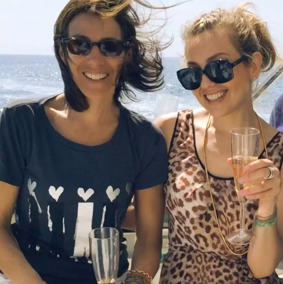 La cantante pasó un rato agradable con una amiga suya, sin embargo fue en ese tiempo cuando se expuso al sol.