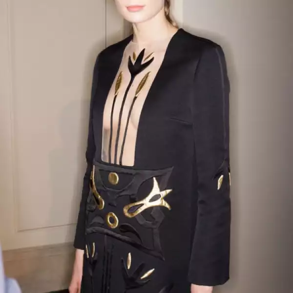 Valentino- Makeup nude y classy  fue la decisión que tomaron para este show. La atención se la llevó el peinado haciendo ligeras ondas recogidas en una cola de caballo baja.