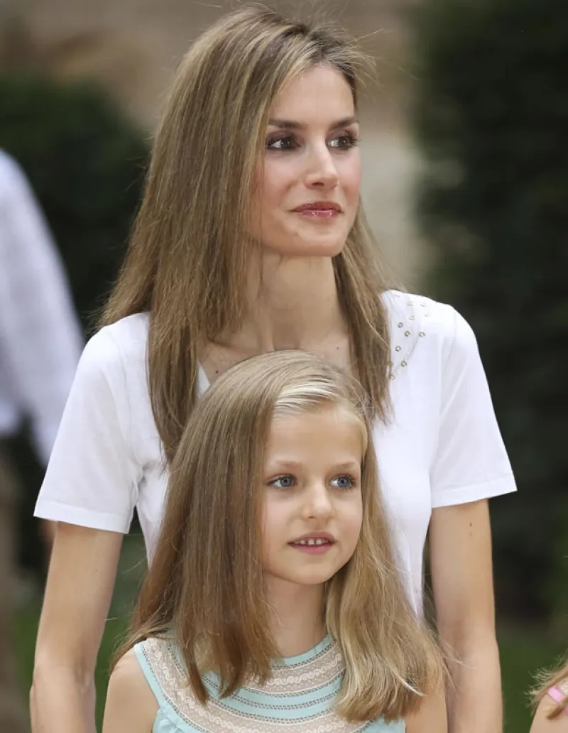 Los reyes de España y sus dos hijas, Leonor y Sofía, hicieron el posado veraniego en la entrada del Palacio de Marivent, en Mallorca, mostrando que ahora son ellos la familia real que `manda´ en casa.