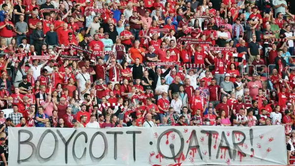 Los aficionados sostienen una pancarta que dice "Boicotear a Qatar" durante el segundo partido de la Bundesliga entre 1. FC Kaiserslautern y Hannover 96 en el Fritz-Walter-Stadion el 15 de julio de 2022 en Kaiserslautern, Alemania.