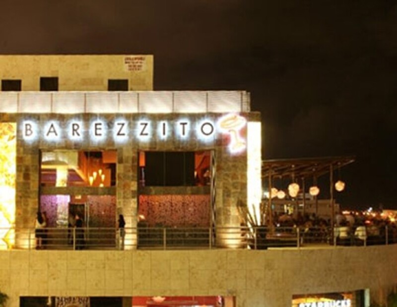 Imagen del Barezzito de Cancún, un lugar que mezcla sushi, música en vivo y pizzas.