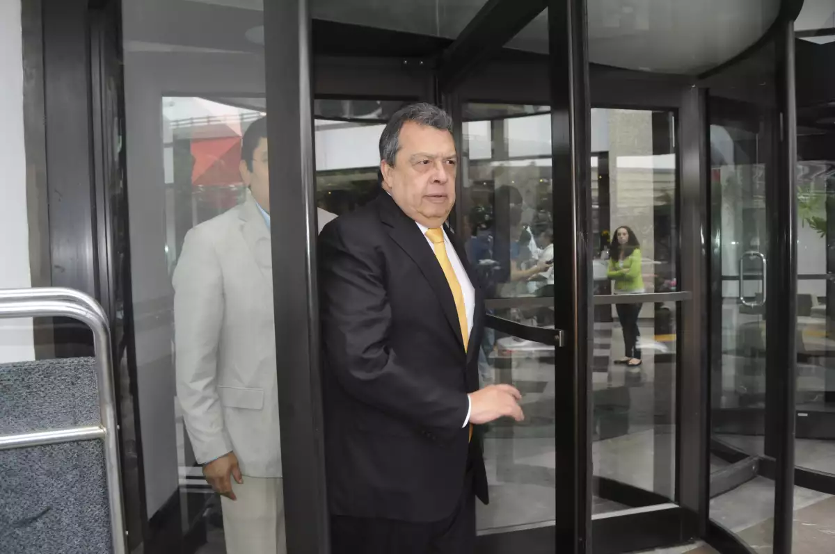 Por la puerta trasera