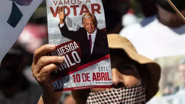 Al rededor de 200 simpatizantes del presidente Andrés Manuel López Obrador congregaron en el Zócalo para expresar su apoyo por su iniciativa a la reforma eléctrica y a la consulta de revocación de mandato. Como parte de la manifestación, también hubo consignas&nbsp;contra supuestos “opositores” del mandatario, entre ellos los consejeros del Instituto Nacional Electoral (INE) y periodistas como Carmen Aristegui