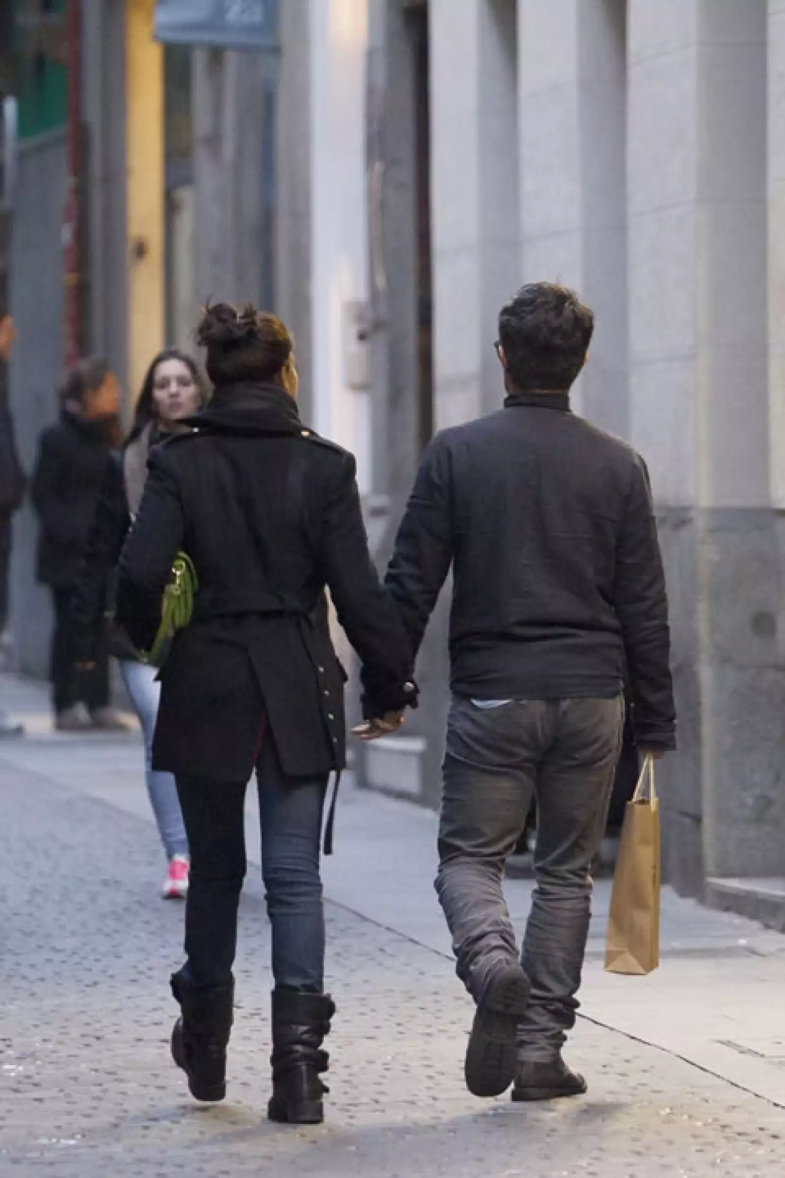 La pareja incluso fue captada tomada de la mano durante lo que parecía ser un date.