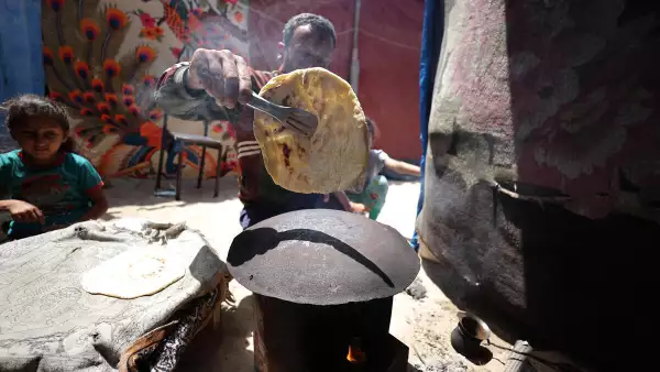 Hacer pan con pasta vieja. A medida que se agotan los alimentos básicos, la gente recurre a mecanismos de afrontamiento para alimentar a sus familias.