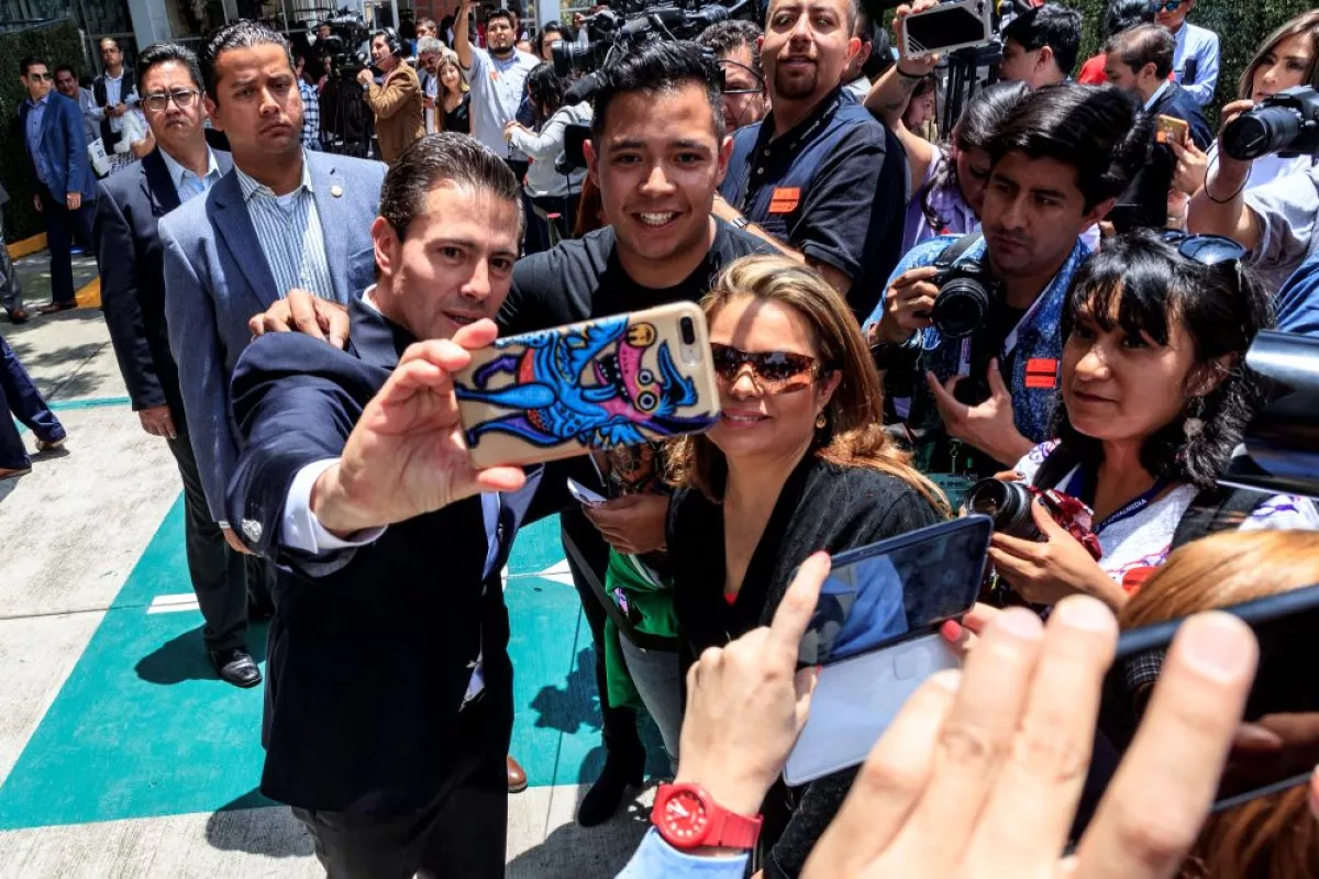 Enrique Peña Nieto de presidente a fotógrafo.jpg