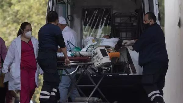 Una mujer con un respirador artificial es trasladada del Hospital de los Venados IMSS a otro hospital.