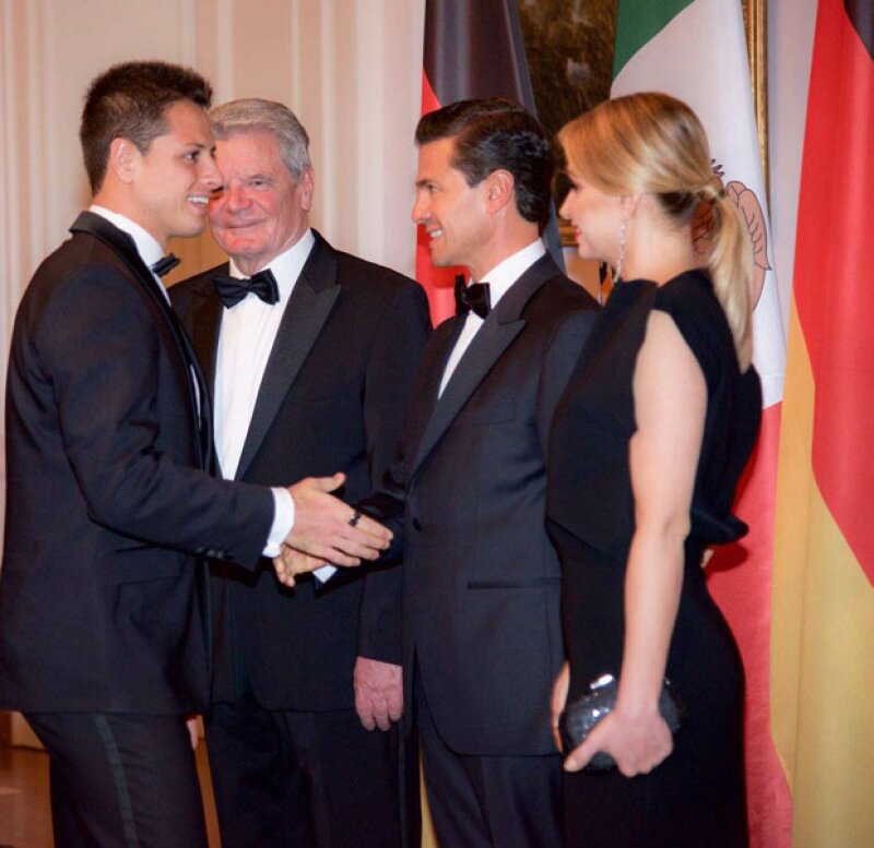 Como acto oficial, Chicharito saludó tanto al presidente de Alemania, Joachim Gauck, como a Peña Nieto y Angélica Rivera.