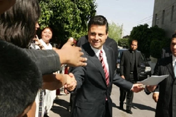 Peña Nieto saludó a los vecinos de la colonia.