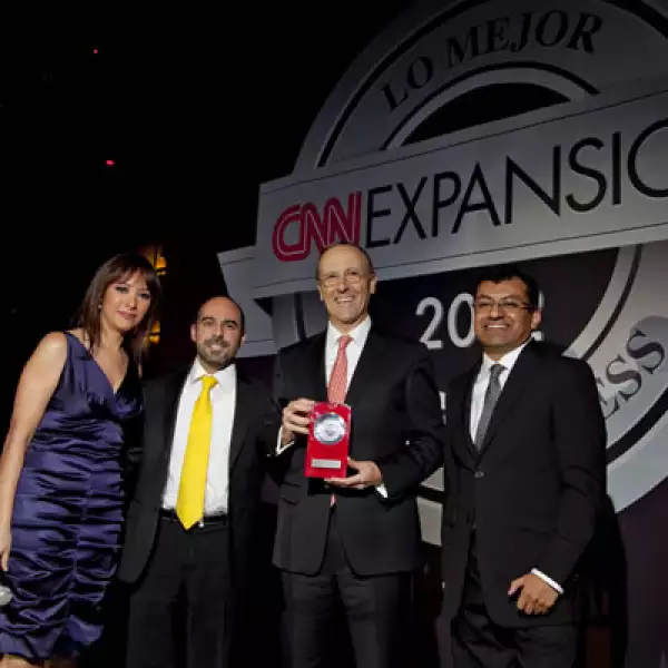 Marcelo Scaglia y Sergio Ramos, director ejecutivo de productos y subdirector comercial de Transfer Banamex subieron al podio para recoger el premio a lo Mejor del e-Business Financiero.