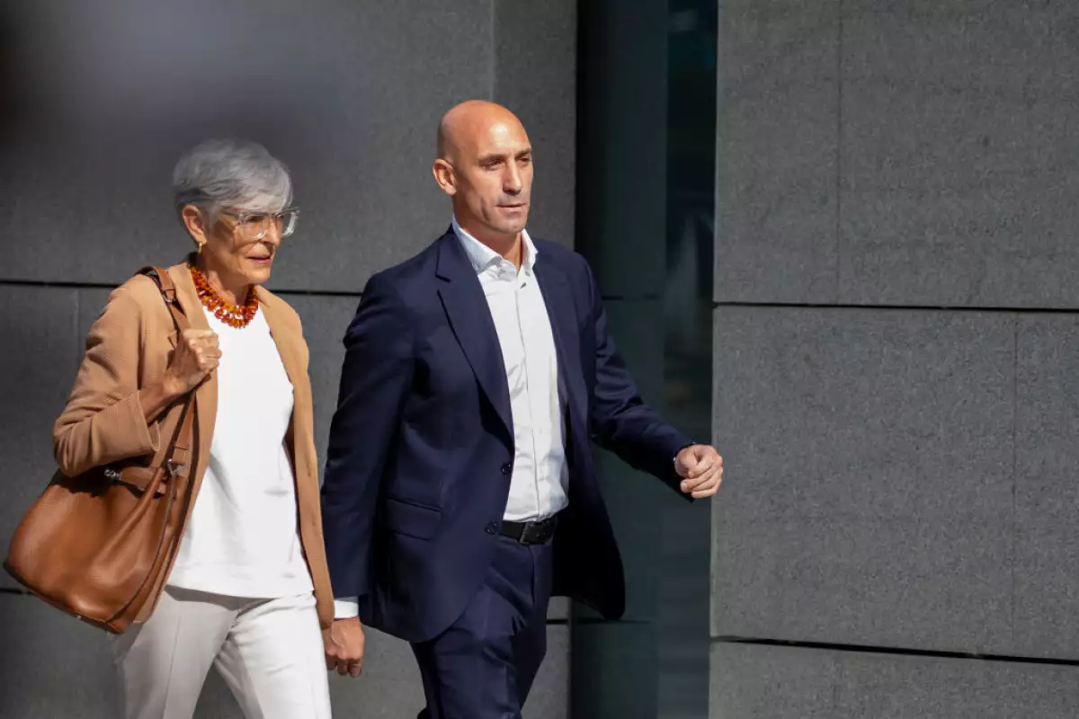 Luis Rubiales y su abogada Olga Tubau durante la audiencia.