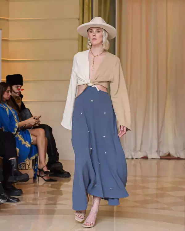 Modelo para contracorriente con un vestido tricolor desfilando en París. 