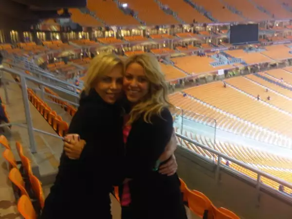 Shakira vio el partido con Charlize Theron.