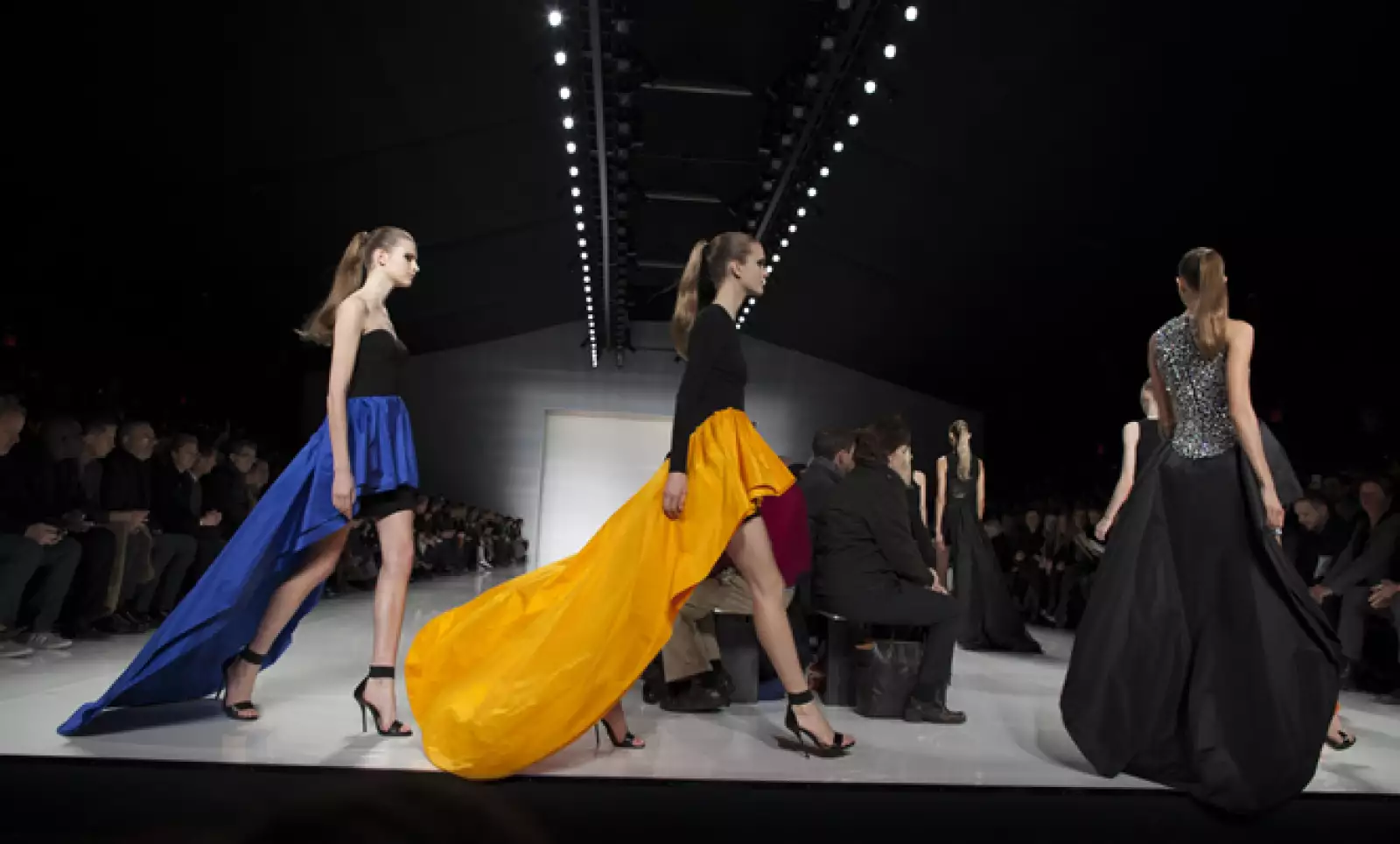 Modelos caminan en la pasarela para mostrar los diseños con tonos naranja de Michael Kors en el Lincoln Center de Nueva York.