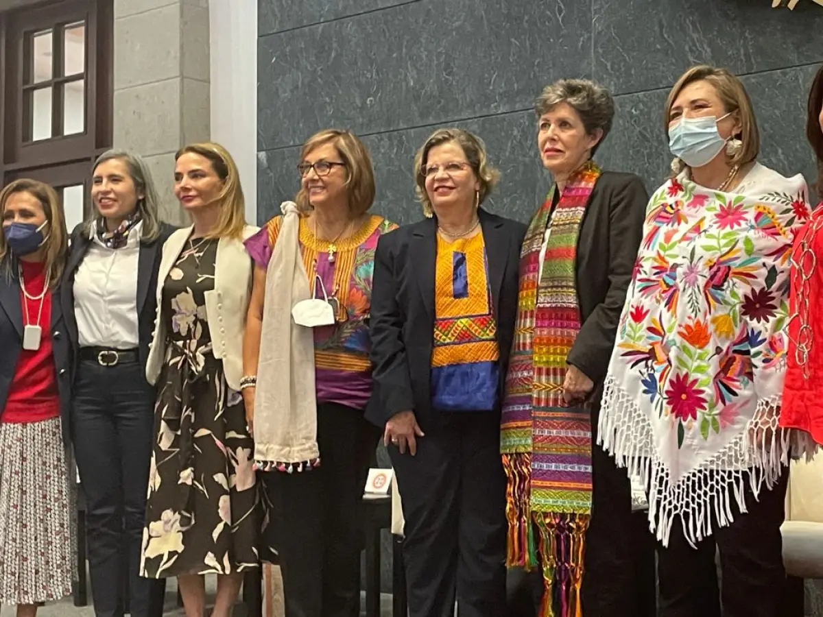 La magistrada Otálora, segunda de derecha a izquierda.