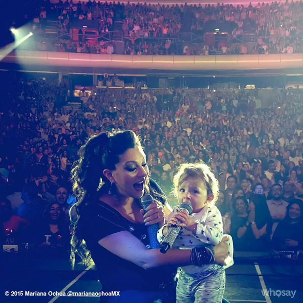 La cantante llevó a su pequeña Valentina a uno de los conciertos que ha ofrecido como parte de la gira de OV7 y Kabah.
