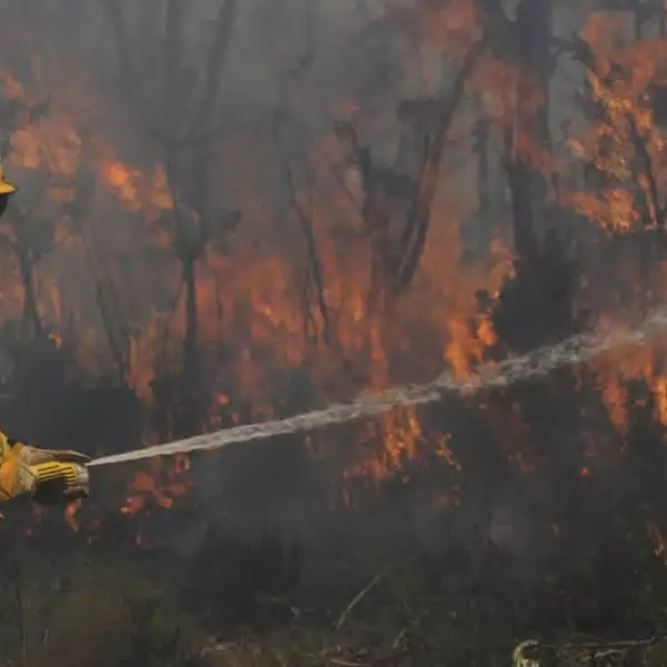 bombero combate incendios en australia