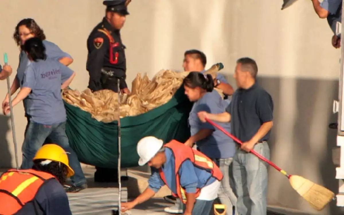 Los trabajadores de Bariolés llevaron la noche del viernes la mantelería a Grupo Carso, lugar donde será la recepción.