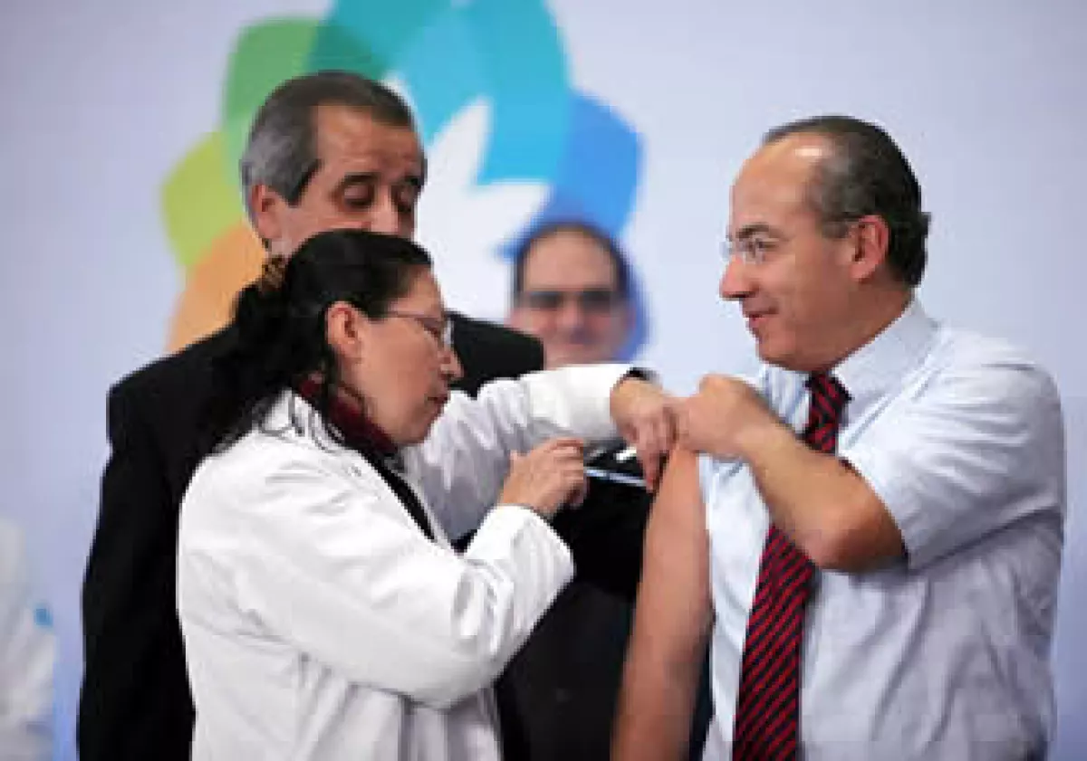 El presidente Felipe Calderón (der.) recibió la vacuna contra la influenza A/H1N1. (Foto: Notimex)