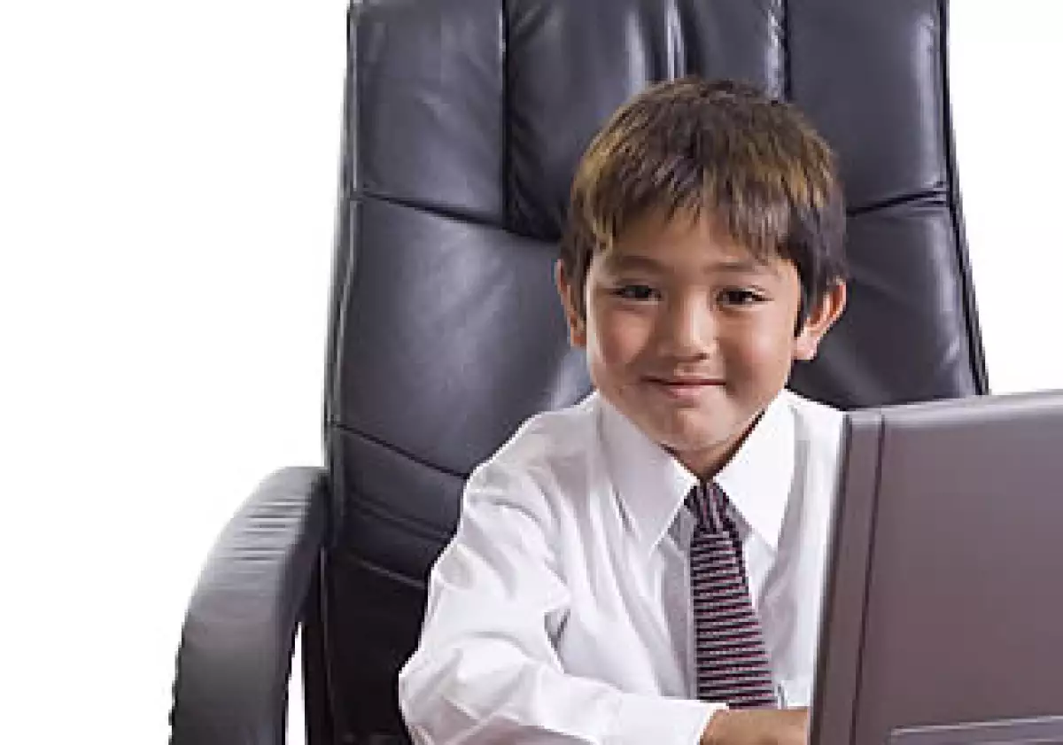 La simulación de estudios y trabajo permite a los niños asimilar mejor las acciones y retos al crecer, advierte la especialista. (Foto: Photos To Go)
