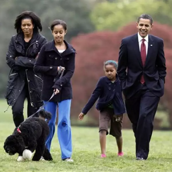 La llegada a la Casa Blanca de la mascota cumple finalmente la promesa efectuada por Obama a sus hijas la noche de su victoria electoral, en noviembre pasado.