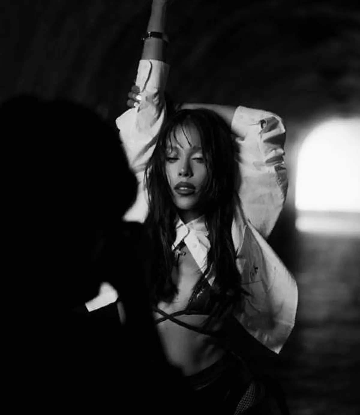 Danna usa Calvin Klein en el video musical de Atari, su más reciente sencillo