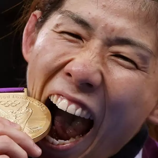 morder_medalla_saori_yoshida