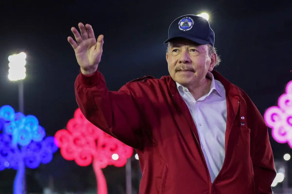 Este folleto publicado por el gobierno de Nicaragua a través del medio de noticias oficial El 19 Digital muestra al presidente de Nicaragua, Daniel Ortega, saludando durante un evento para conmemorar el 47 aniversario de la Revolución de Nicaragua en Managua, el 19 de julio de 2026.