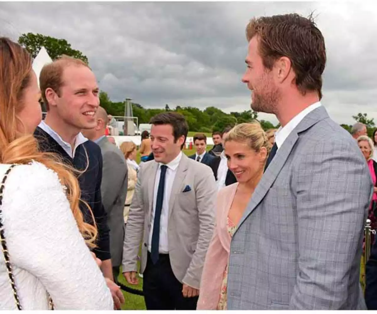 El príncipe William también se tomó unos minutos para platicar con Elsa y Chris, quizá sobre sus labores como papás, especialmente ahora que el nieto de la Reina Isabel tiene nueva bebé en casa.