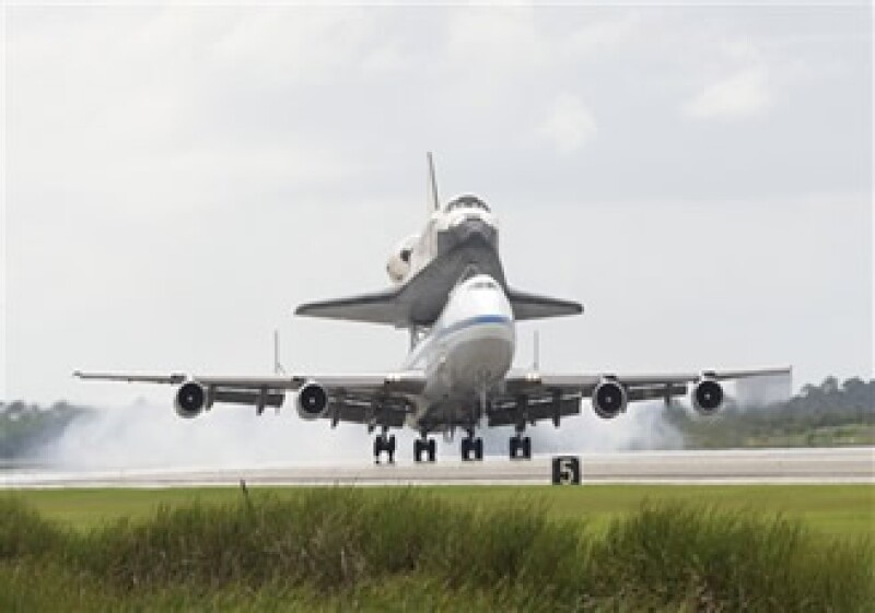 El transbordador Discovery, montado en un avión Boeing 747, aterriza en el Centro Espacial Kennedy, en la Florida. (Foto: AP)