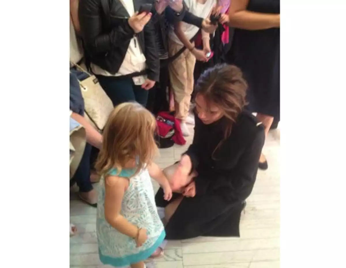 La hija de Victoria y David Beckham acompañó a su mamá a Dublín a la presentación de su ropa y ahí sorprendió a los asistentes cuando caminó junto a la cantante.