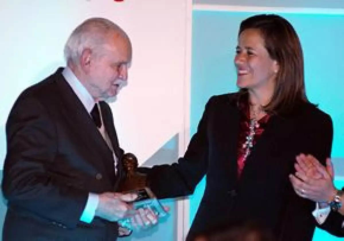 La esposa de Calderón fue la encargada de darle el reconocimiento “José Vasconcelos” al empresario, quien promueve la excelencia educativa.