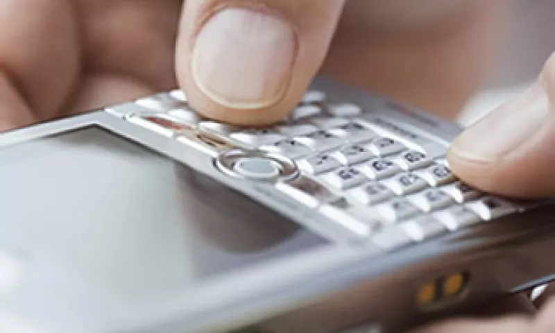 Los usuarios de dispositivos móviles evaden las normas de seguridad y abren sitios peligrosos. (Foto: Thinkstock)