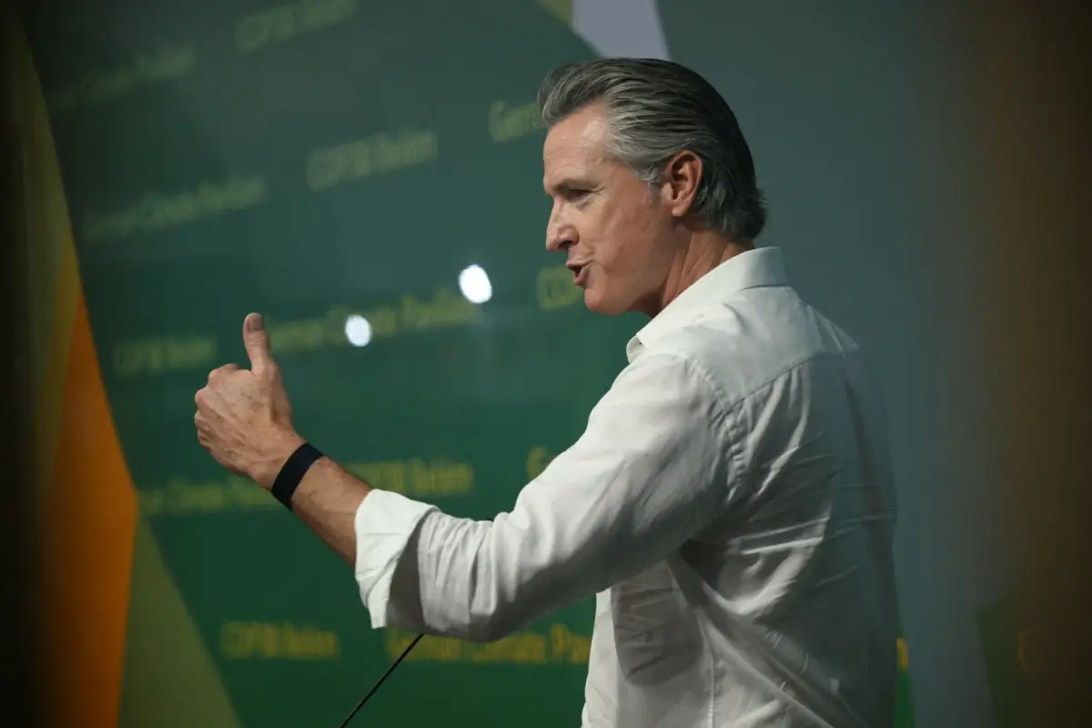 El gobernador de California, Gavin Newsom, pronuncia un discurso en el pabellón de Alemania durante la Conferencia COP30 de las Naciones Unidas sobre el Cambio Climático, en Belem, Estado de Pará, Brasil, el 11 de noviembre de 2025.