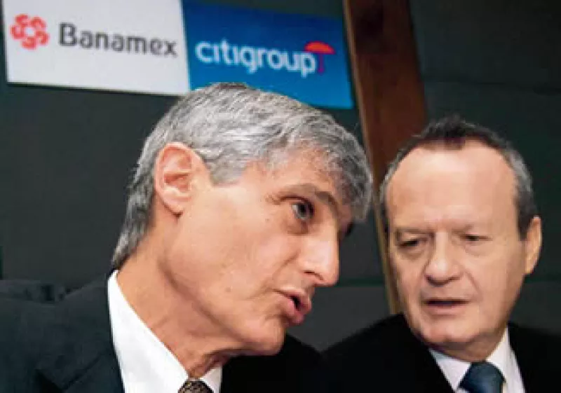 Robert Rubin, vicepresidente de Citigroup, y Roberto Hernández, presidente de Banamex, presentaron el acuerdo al que llegaron ambos bancos. (Foto: Procesofoto)