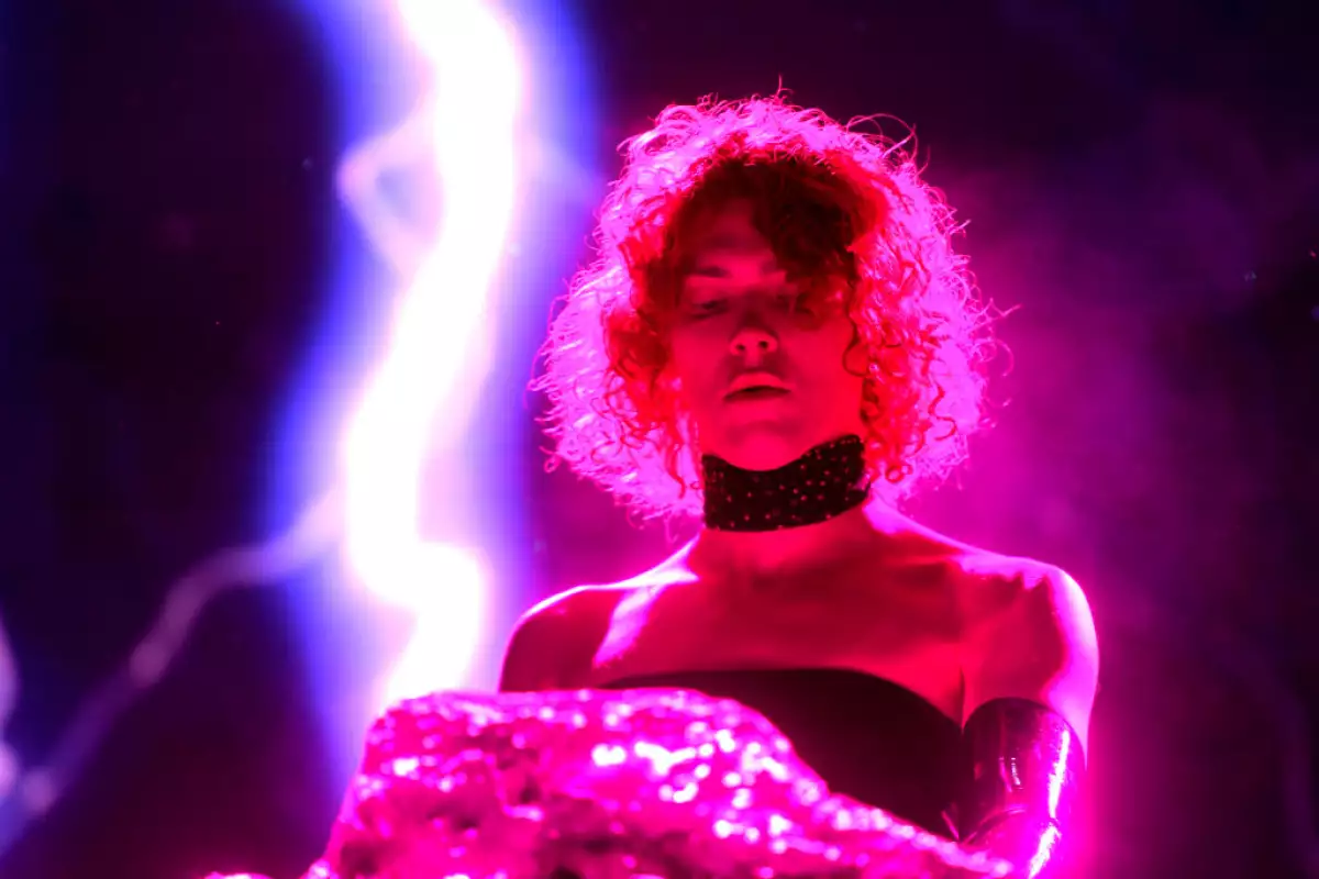 Foto de SOPHIE durante un concierto en Coachella