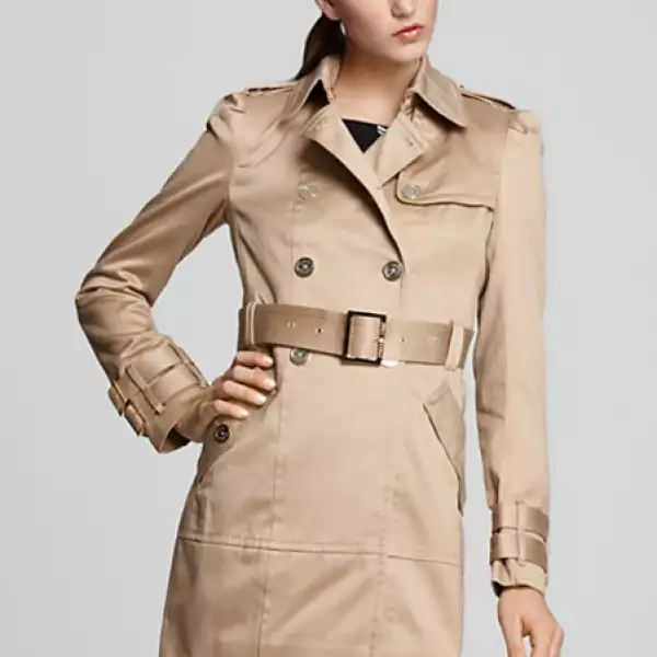 Esta temporada la gabardina será tu pieza clave por excelencia ideal para acompañar a vestidos, faldas y pantalones y protegerte de los días con viento y lluviosos. El color beige va con todo.