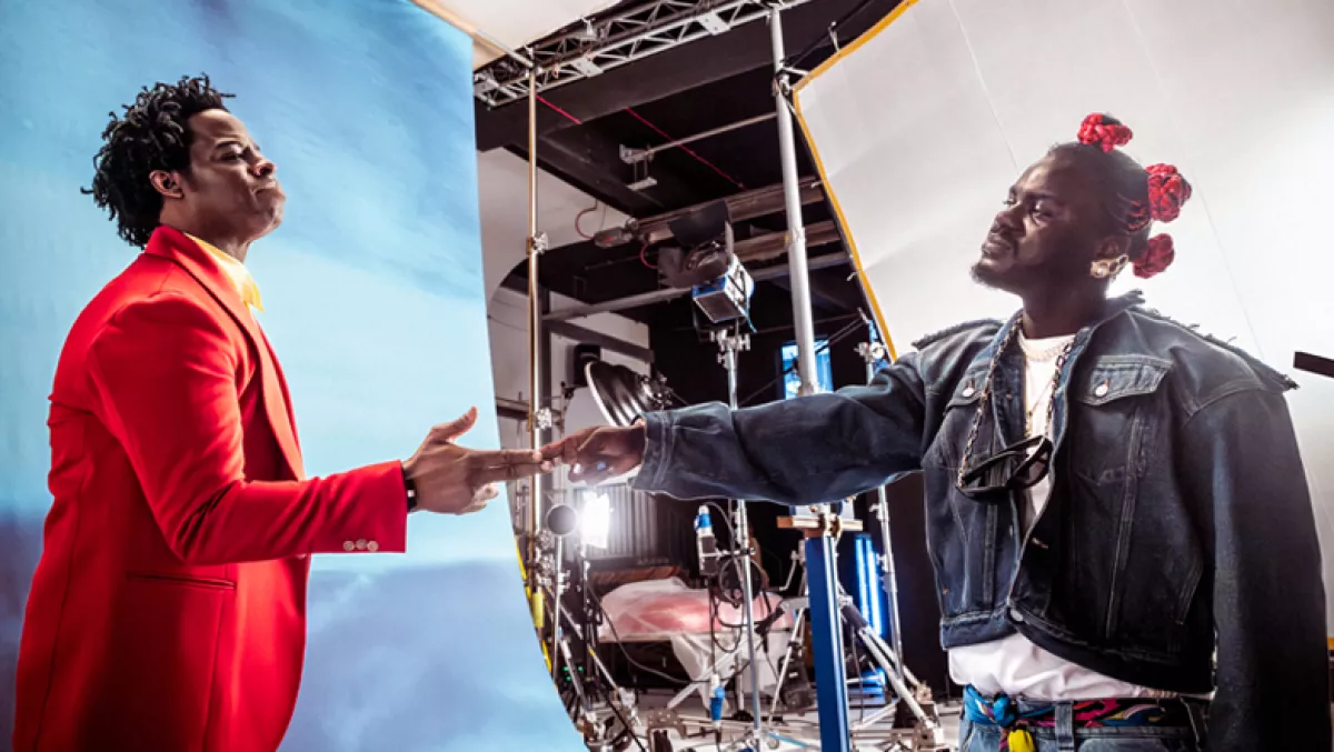 A la izquierda, el cineasta Jeymes Samuel, chocando los dedos con el fotógrafo Prince Gyasi en un estudio de fotografía.