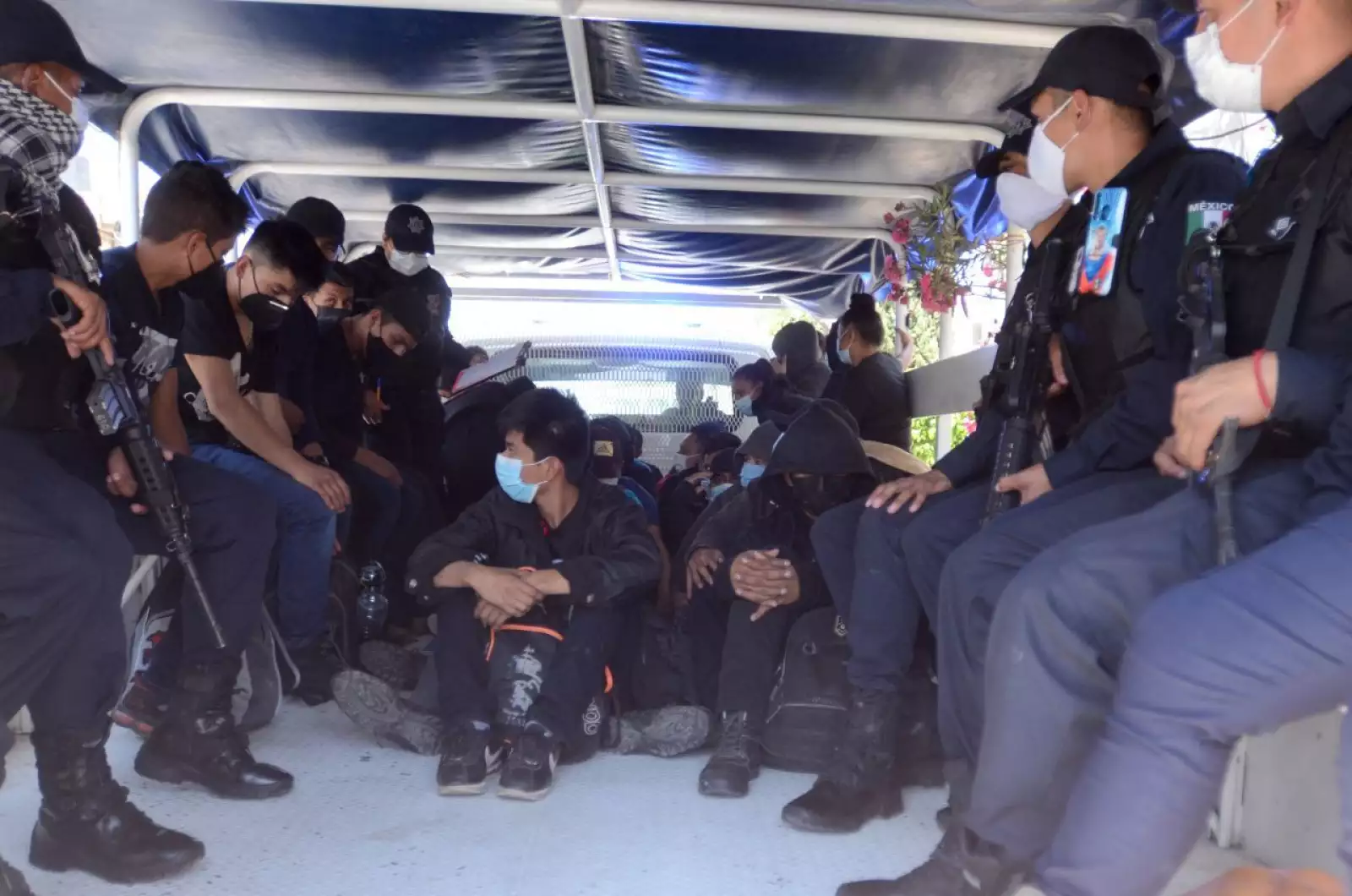 39 migrantes fueron rescatados de una casa en Ecatepec, en donde estaban hacinados. Fueron trasladados a instalaciones del INM para definir su situación migratoria.