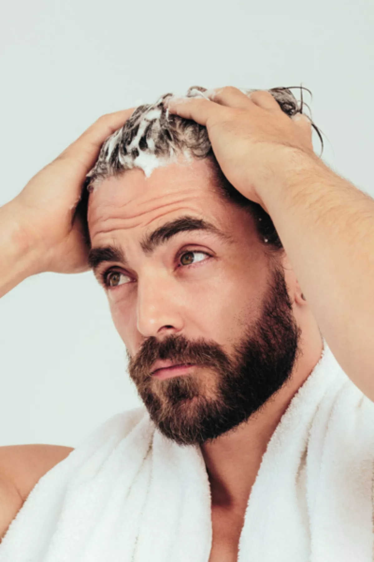 Hablemos de la salud capilar masculina: consejos, tratamientos y más