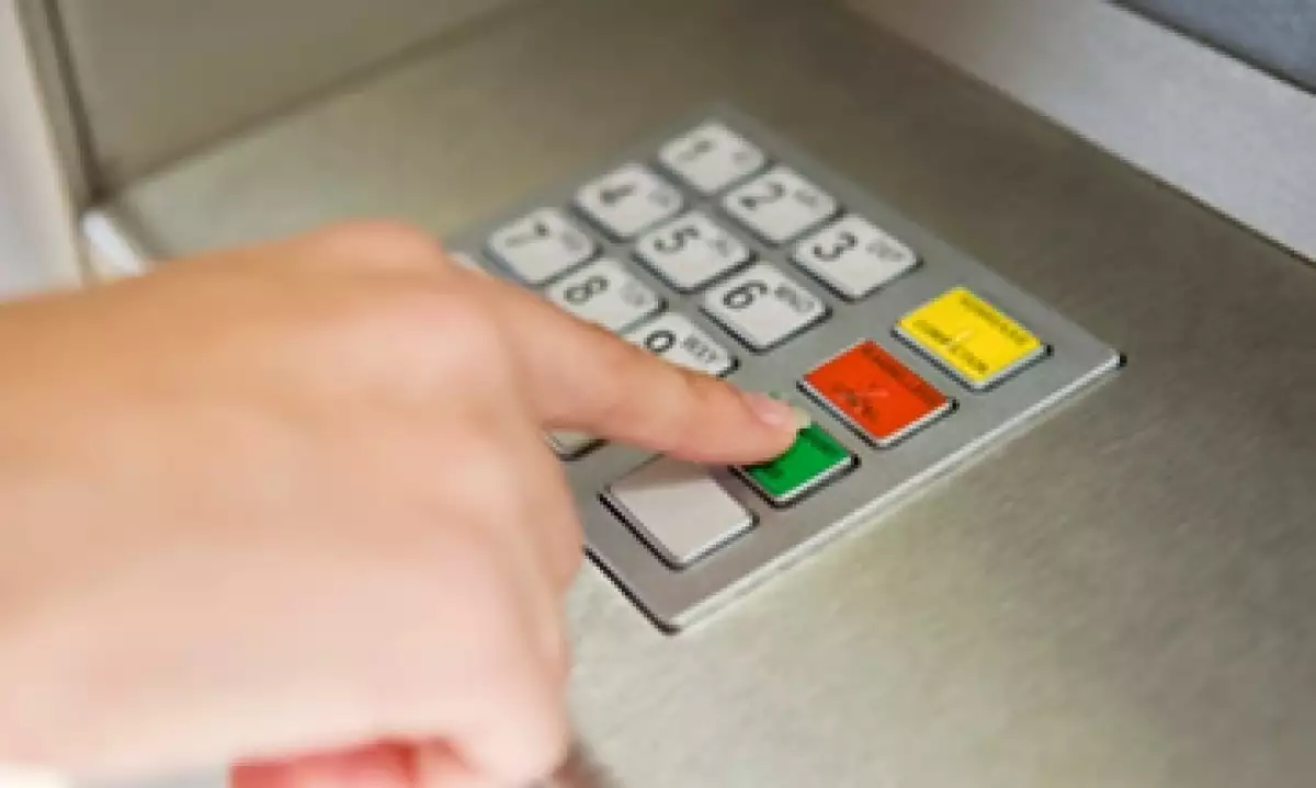 La Condusef asegura que es más baja la tasa que se cobra en los cajeros ubicados en las sucursales bancarias que los instalados en supermercados. (Foto: Thinkstock)