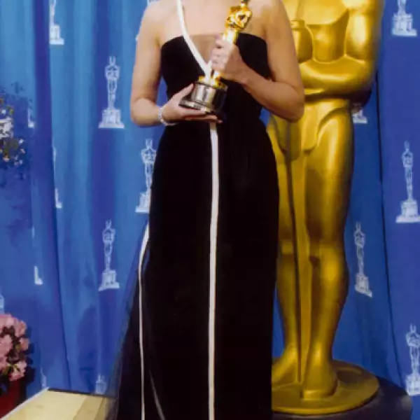Uno de los vestidos más recordados del diseñador fue el que utilizó Julia Roberts para la gala de los Premios Oscar en 2001.