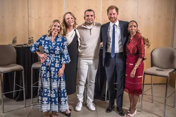 Sophie Chandauka presidenta de la ONG Sentebale y el príncipe Harry