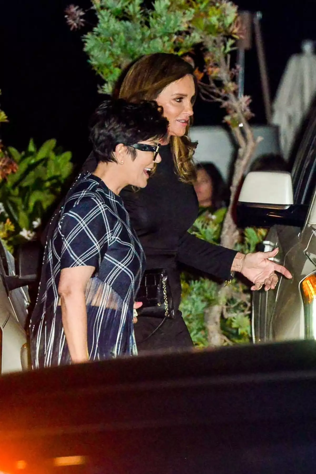 La hermana menor de la matriarcar del clan Kardashian afirma que la estrella televisiva no habla con nadie del cambio de sexo de su ex porque todavía está "dolida" y "avergonzada".