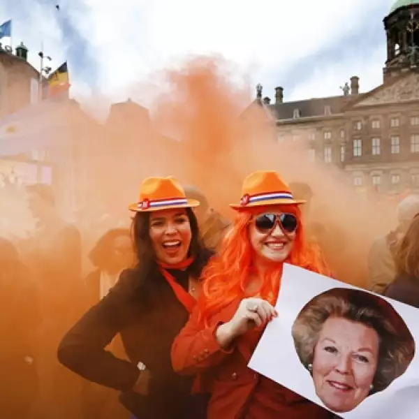 la multitud celebra la investifura de guillermo alejandro