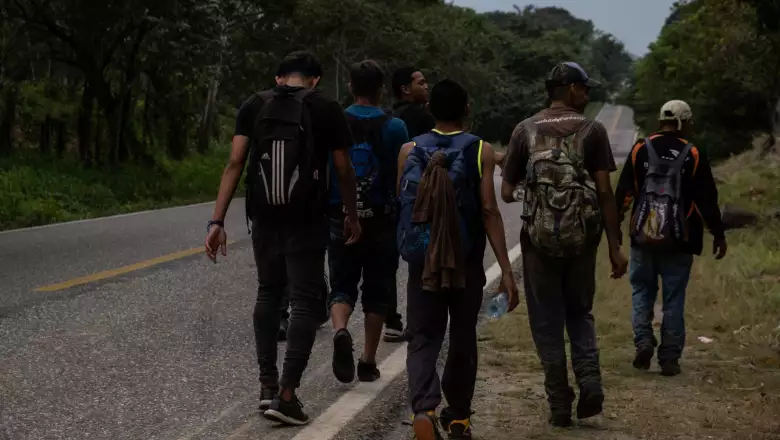 Migrantes hondureños caminas sobre la carretera Palenque con rumbo a Coatzacoalcos para lograr abordar el tren La Bestia y continuar su camino hacia la frontera sur de México.