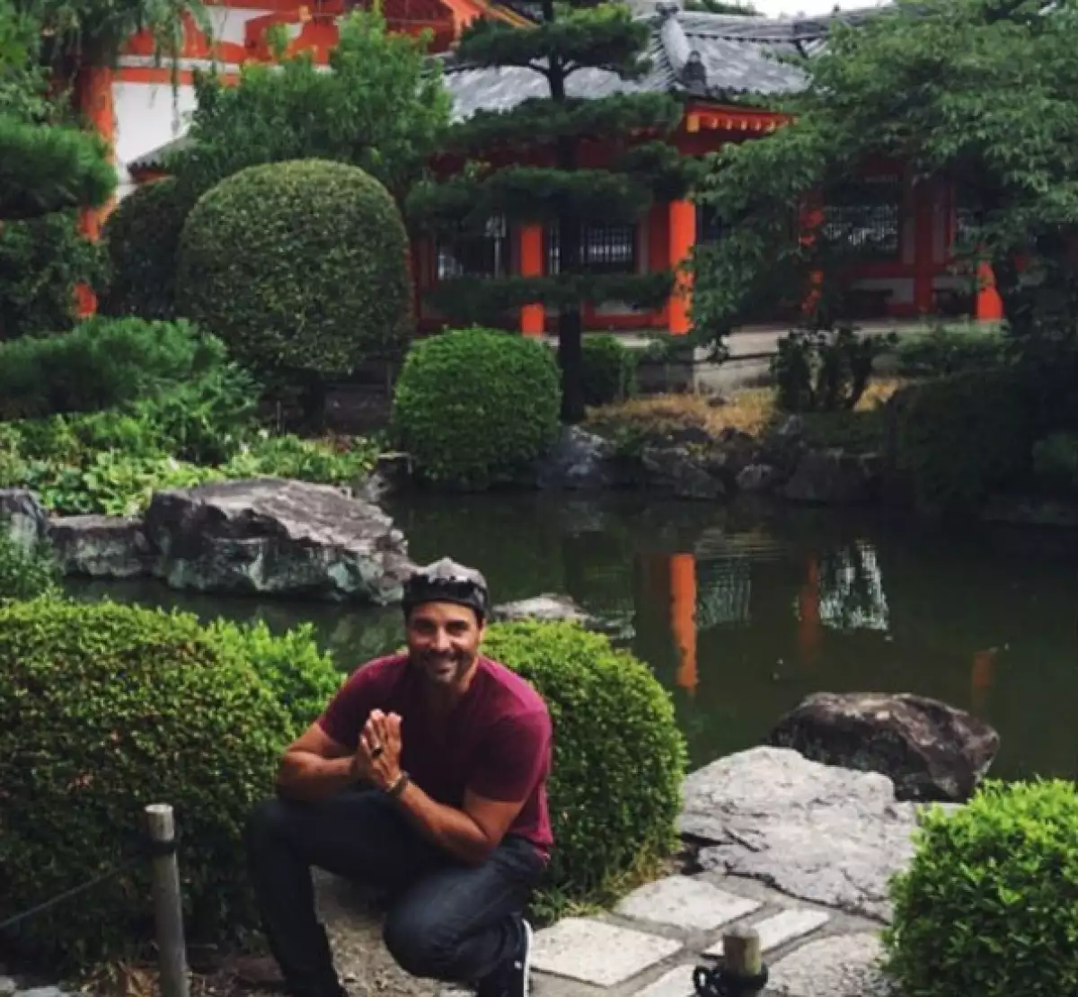 El cantante está maravillado con lo que ha conocido en su viaje a ese país, y lo comparte con sus fans a través de redes sociales.