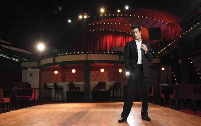 Lo conocimos como actor al debutar en Clase 406. Nadie imaginaría que años después decidiría tomar el micrófono y dedicarse a cantar, pretexto perfecto para convertirse en objeto de estudio de Quién.